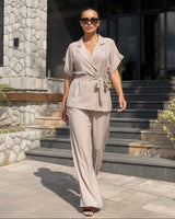 Komplet GREIGE WRAP – Sako Bluza na Preklop s Pojasom i Široke Pantalone