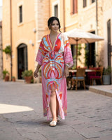 Kaftan Maxi Haljina FIESTA – Šareni Retro Print | Pink-Koraljna