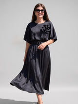 Maxi Haljina MIDNIGHT ROSE – Satenska s Cvijetom i Remenom | Crna