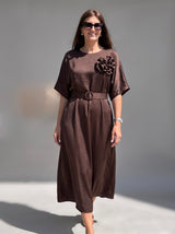 Maxi Haljina MIDNIGHT ROSE – Satenska s Cvijetom i Remenom | Braon
