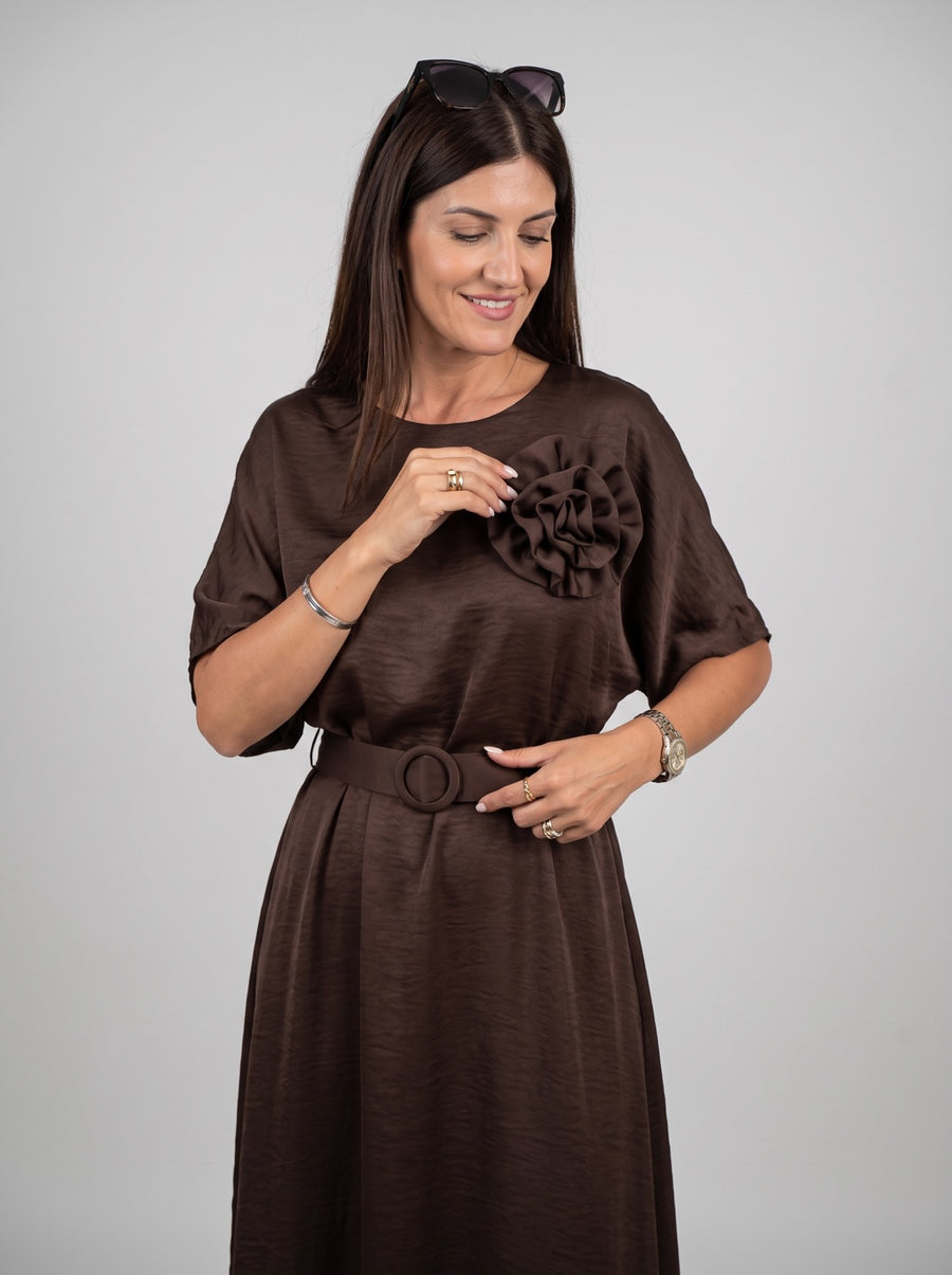 Maxi Haljina MIDNIGHT ROSE – Satenska s Cvijetom i Remenom | Braon