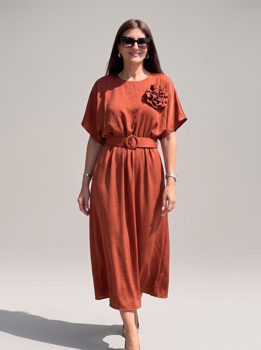 Maxi Haljina MIDNIGHT ROSE – Satenska s Cvijetom i Remenom | TERAKOTA