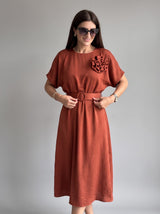 Maxi Haljina MIDNIGHT ROSE – Satenska s Cvijetom i Remenom | TERAKOTA