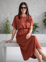 Maxi Haljina MIDNIGHT ROSE – Satenska s Cvijetom i Remenom | TERAKOTA