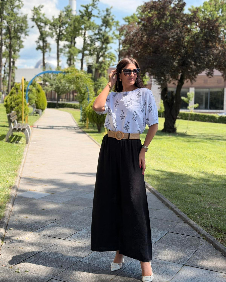 Komplet FLORA CHIC – Bluza s Cvjetnim Printom i Crne Široke Pantalone
