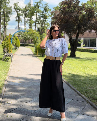 Komplet FLORA CHIC – Bluza s Cvjetnim Printom i Crne Široke Pantalone