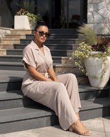 Komplet GREIGE WRAP – Sako Bluza na Preklop s Pojasom i Široke Pantalone