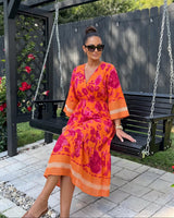 Midi Haljina AMALFI – Cvjetni Print s Kimono Rukavima | Narandžasto-Fuksija