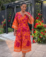 Midi Haljina AMALFI – Cvjetni Print s Kimono Rukavima | Narandžasto-Fuksija