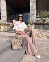 Komplet CAMEO PALAZZO – Bluza s Cvjetnim Vezom i Široke Palazzo Pantalone | Krem-Puder Roza