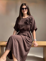 Maxi Haljina MIDNIGHT ROSE – Satenska s Cvijetom i Remenom | Braon