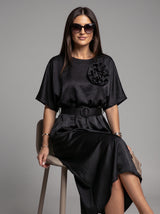 Maxi Haljina MIDNIGHT ROSE – Satenska s Cvijetom i Remenom | Crna