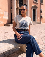 Komplet POPPY DENIM – Lanena Majica s Cvijetom i Široke Denim Pantalone | Bež-Teget