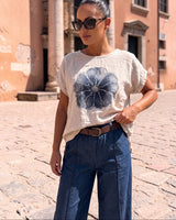 Komplet POPPY DENIM – Lanena Majica s Cvijetom i Široke Denim Pantalone | Bež-Teget